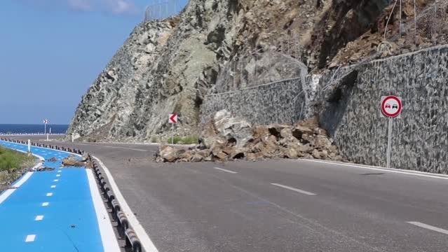 Samandağ-Arsuz yoluna kayalar düştü, yol kapandı